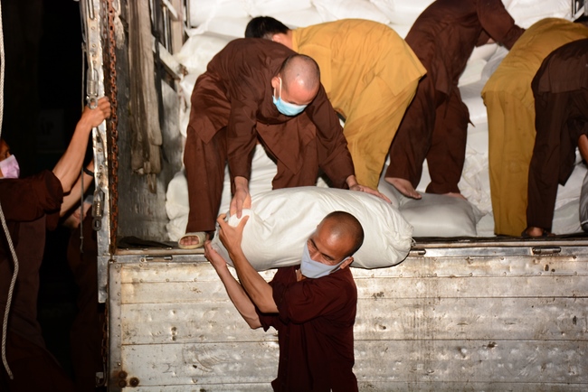 Chùa Hoằng Pháp: Tiếp tục hỗ trợ người dân khó khăn trong đại dịch Covid (đợt 8)